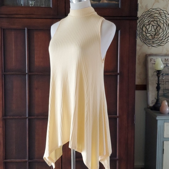 bo bel Tops - Pale yellow sleeveless top